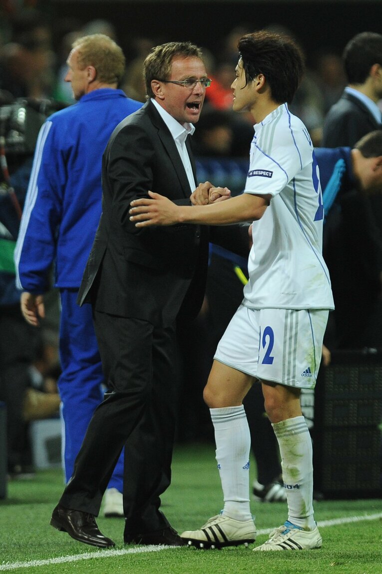 内田を労うラングニック監督（当時） ©Getty Images