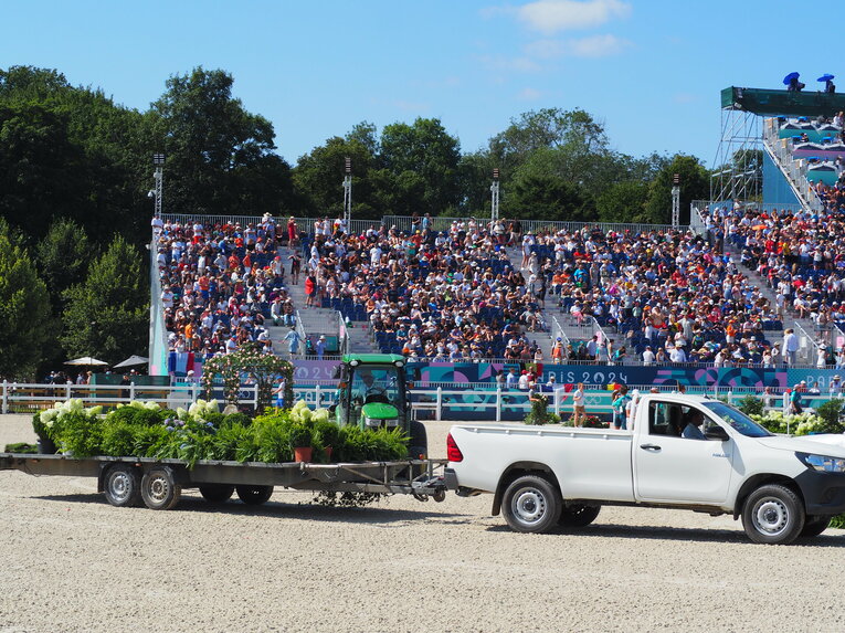 障害飛越コースのセッティングの様子　©JMPA