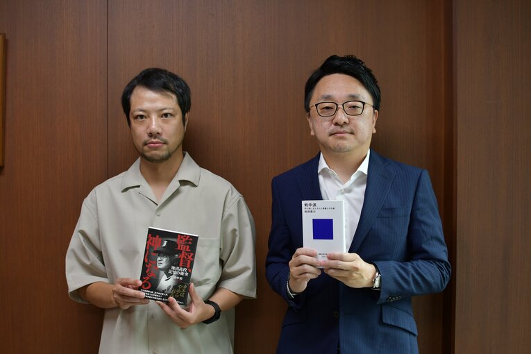 『監督、神になる』著者の田中仰さん（左）と、『戦中派』著者の前田啓介さん　©NumberWeb