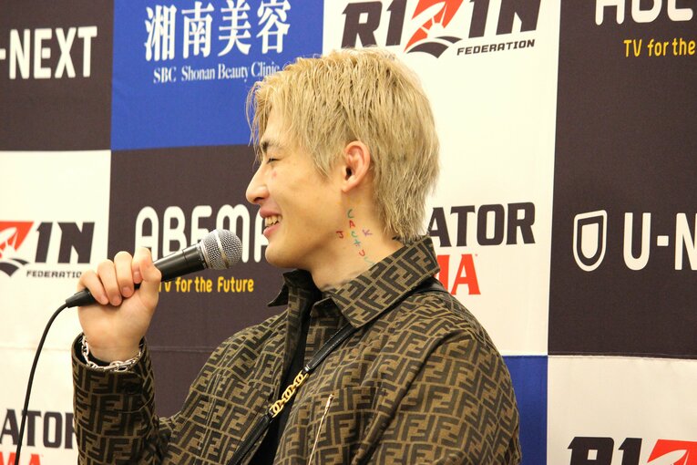 梅野源治とのボクシングマッチを終え、笑顔で取材に応じる平本蓮　©Number Web