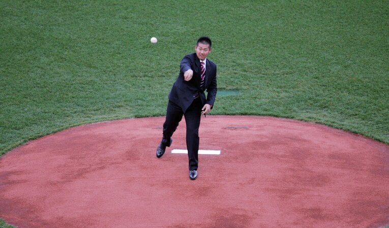 レッドソックス入団発表会見前に初めてフェンウェイ・パークで投球した松坂（2006年12月）