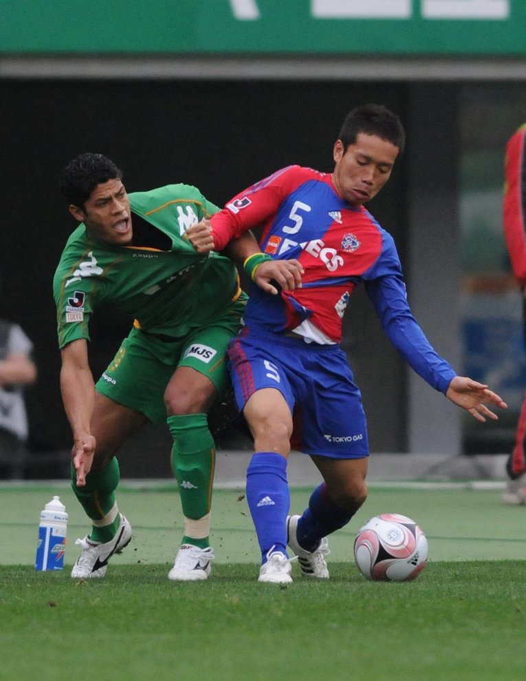 長友佑都とマッチアップするヴェルディ時代のフッキ　©Masashi Hara/Getty Images