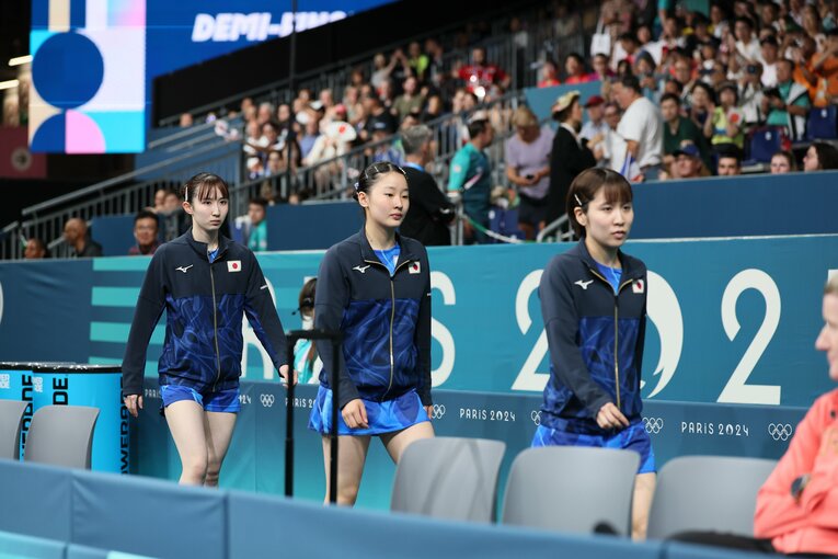 女子卓球の団体メンバー。右から平野美宇、張本美和、早田ひな ©JMPA
