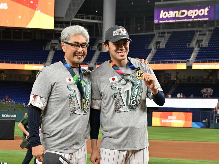 WBCでは先発の大役を担った佐々木朗希（右）。吉井監督は投手コーチとして共に頂点に立った　©︎Naoya Sanuki