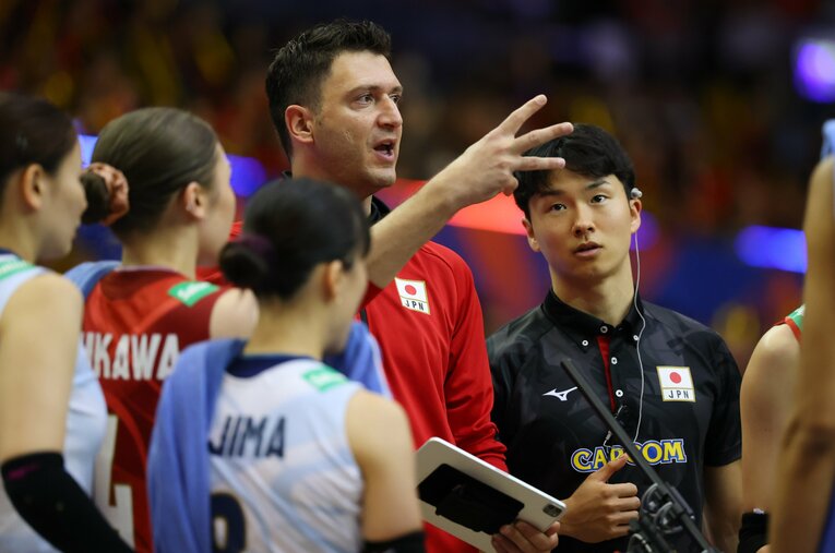 バレーボール女子日本代表としては史上初の外国人監督となるフェルハト・アクバシュ（39歳） ／ photograph by JVA/AFLO SPORT