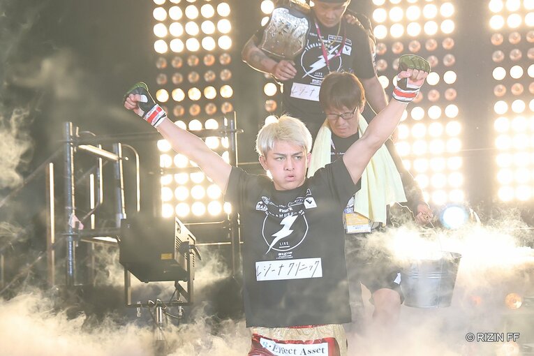 “天下無双の稲妻ボーイ”鈴木千裕の入場　©RIZIN FF
