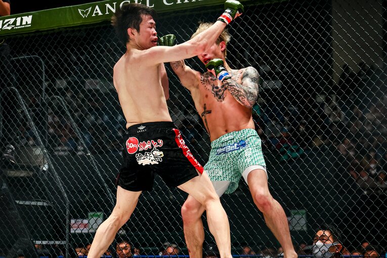 平本の右がヒットし、弥益がダウンを取られる瞬間　©RIZIN FF Susumu Nagao