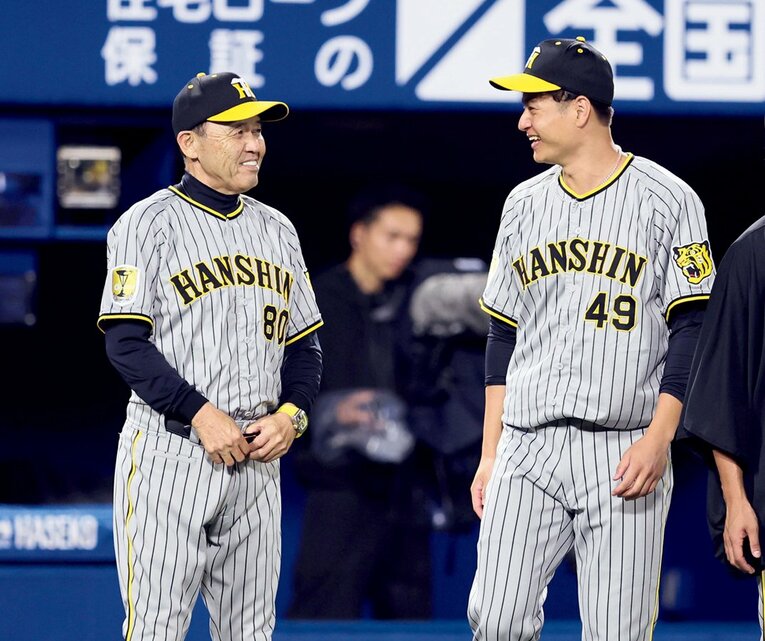 早大出身の2人は、六大学リーグ優勝を春秋ともに経験。岡田は80年卒、大竹は18年卒　©︎SANKEI SHIMBUN