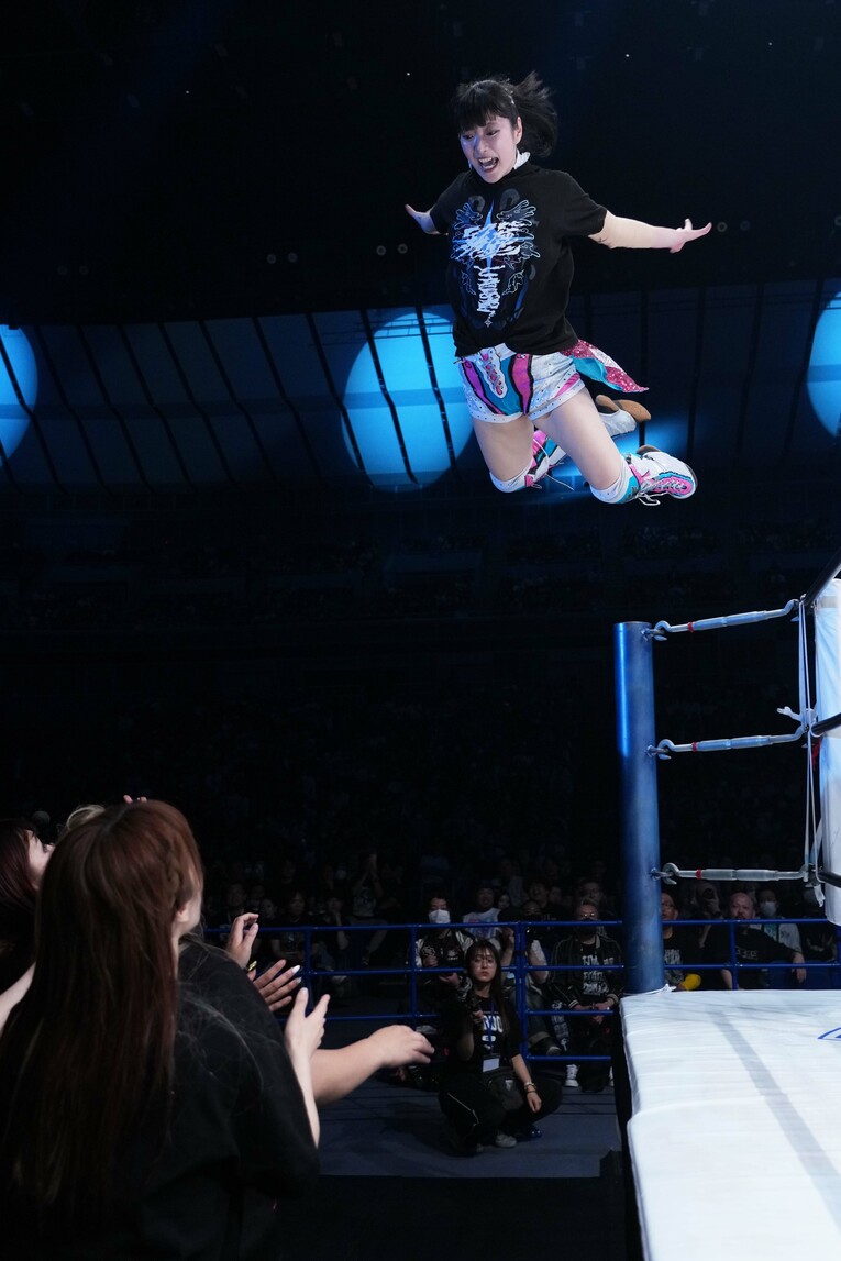 H.A.T.E.にプランチャを放つさくらあや　©Essei Hara