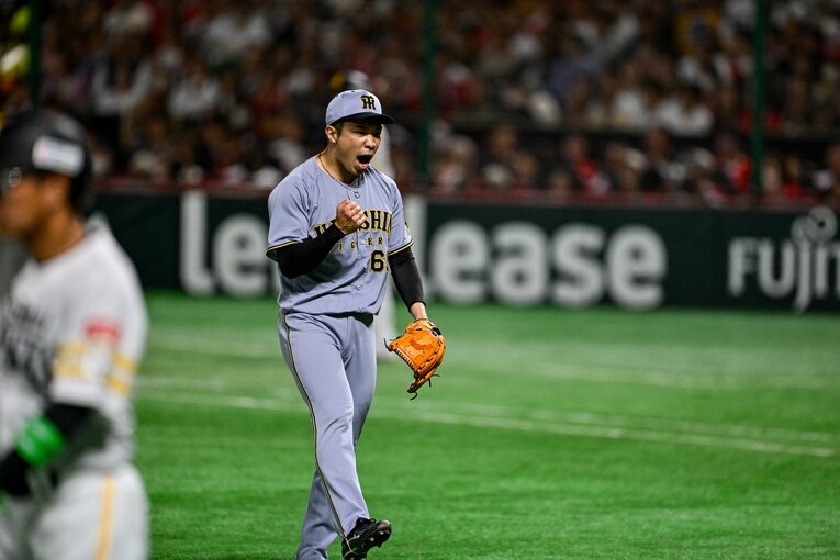 8回を抑えてガッツポーズの石井　©️Nanae Suzuki