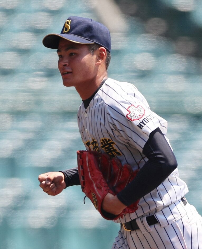 3年夏、コロナ禍で中止となった夏大会の替わりに高校交流試合で桐生第一戦に先発した明石商・中森　©JIJI PRESS