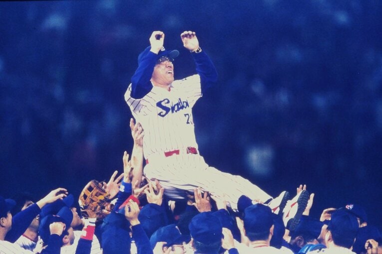 1997年、西武との日本シリーズに勝利して日本一の胴上げ。野村克也監督にとっては最後の優勝だった　©Koji Asakura