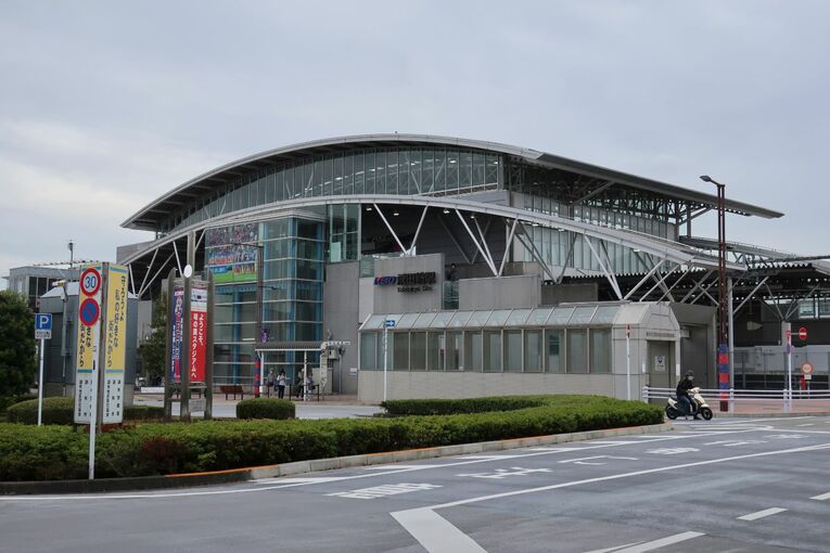 北口から見た飛田給駅の駅舎