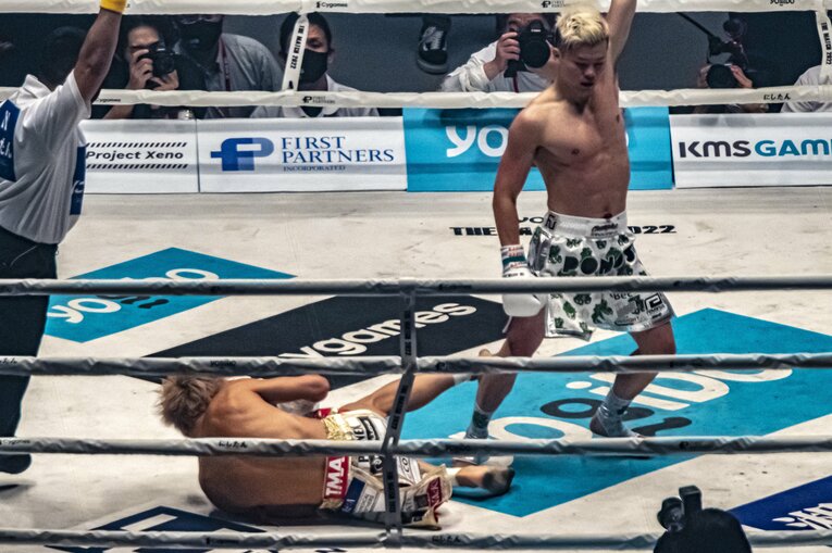 那須川天心が武尊からダウンを奪った場面（連続写真）　©Takuya Sugiyama