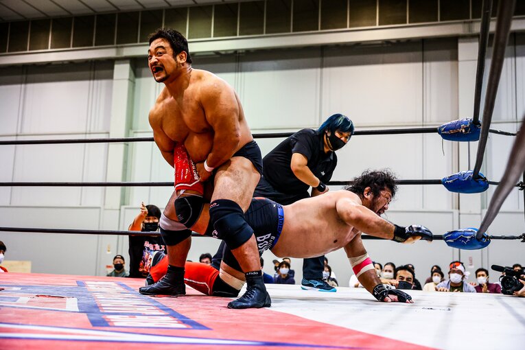 2021年10月の大日本プロレスでは、“マッスルモンスター”関本大介とシングルで対戦　©Susumu Nagao