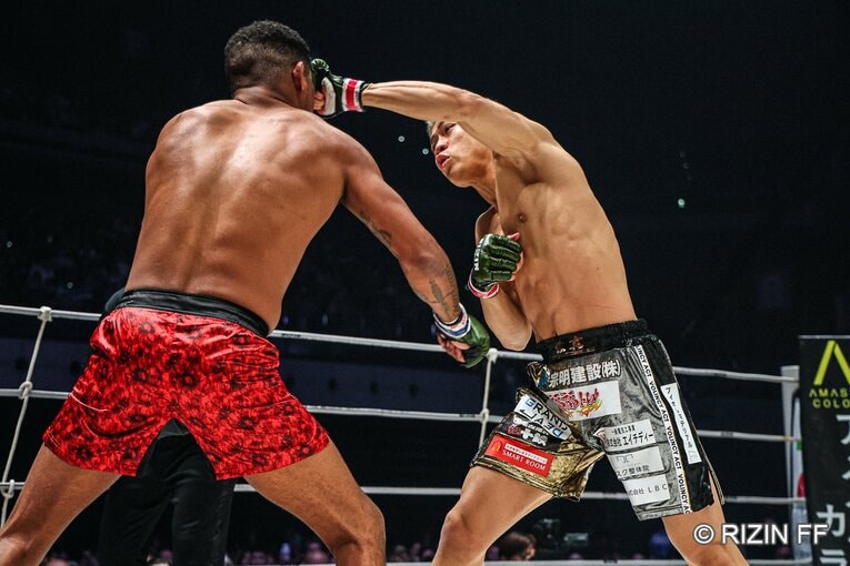 秋元強真vs.パッチー・ミックス　©RIZIN FF