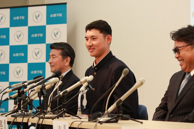 取材が始まり、ようやく少し笑顔に　©Yusuke Kondo