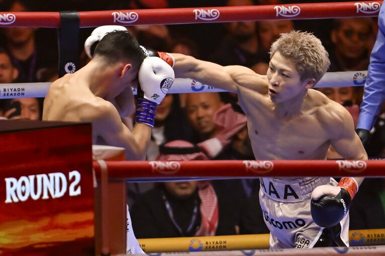 大きなパンチを放つ井上尚弥　©Hiroaki Finito Yamaguchi