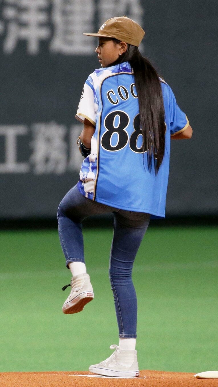 9月19日、プロ野球日本ハム対ロッテ。背番号「888」のユニホームを着て始球式をするスケボー女子・銀メダル（パーク）の開心那　©KYODO