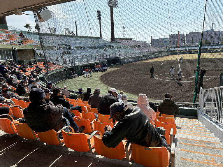 ネット裏には熱心なファンの姿が　©Kou Hiroo