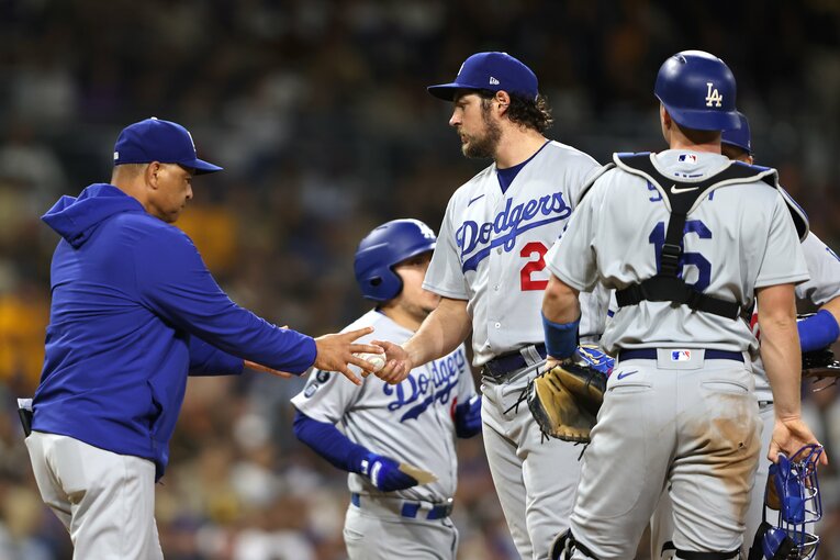 2021年、ドジャース時代のバウアーとロバーツ監督　©Getty Images