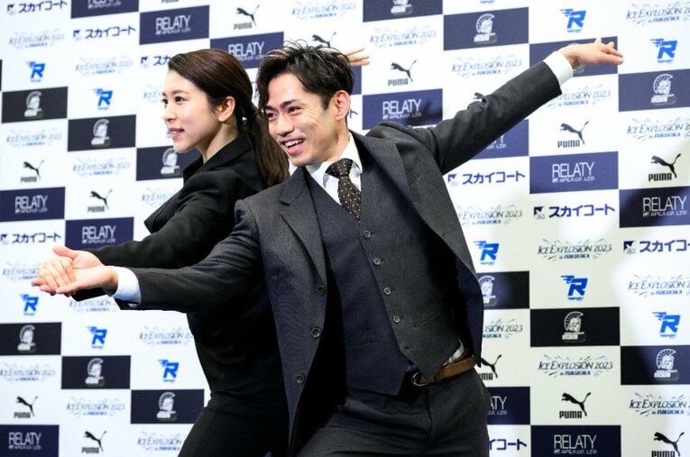 2人そろって引退会見をおこなった村元哉中・高橋大輔の“かなだい”ペア。高橋から語られた引退の理由は長年苦しんだ「右膝のケガ」だった ／ photograph by Asami Enomoto