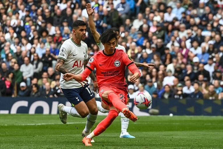 4月8日のトッテナム戦、三笘薫の「幻のゴール」の場面（2／2枚）。右足で冷静にゴールに流し込んだが直後に副審がハンドと判定。VARの結果、ノーゴールに　©JIJI PRESS