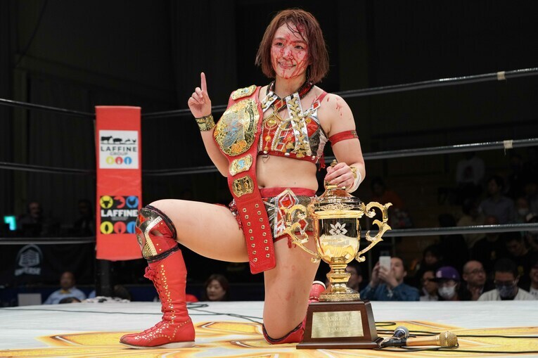 血まみれのまま記念写真に収まった　©Essei Hara