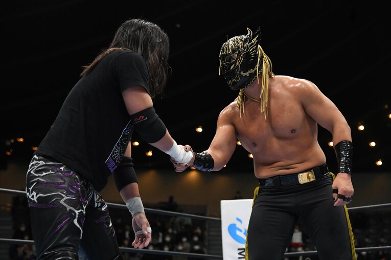 握手をかわして再戦を誓い合ったエル・デスペラードと佐々木大輔