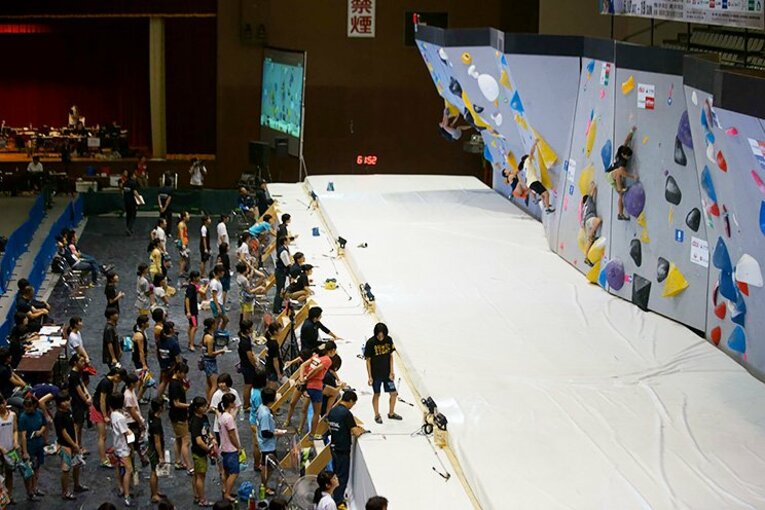 大会のボルダリングは特設ステージを組んで行うが、県外に委託するケースが多いなか、倉吉は壁建ても経験を積んだ地元クライマーが行う。
