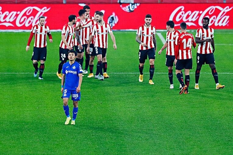 久保の後ろには同点ゴールに湧くビルバオの選手たちが©Daisuke Nakashima