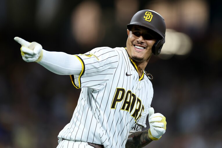 8月20日のジャイアンツ戦。ホームランを放ったマチャドはベンチのダルビッシュを指差した　©Getty Images