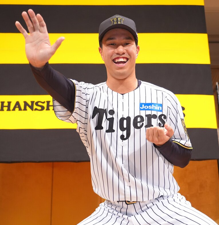 阪神への入団が決まりポーズをとる岡城。明るいキャラクターも武器だ　©Sankei Shimbun