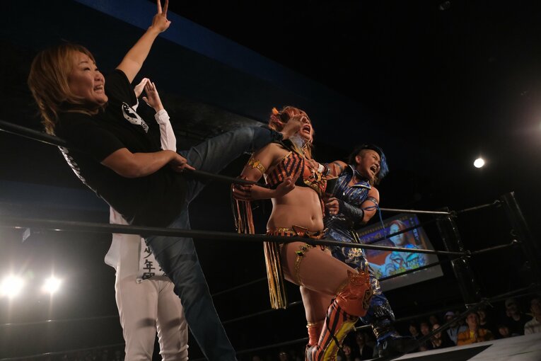 加藤との試合には、サプライズゲストとして永島千佳世（写真左）も登場