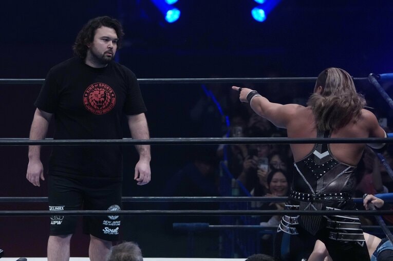 EVILと対峙するウルフアロン。11月2日、岐阜メモリアルセンターで愛ドーム　©Essei Hara