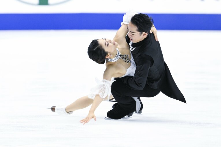 フリーの最後で高橋が支えきれず、転倒する格好に　©Asami Enomoto