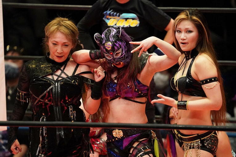 正危軍の尾崎魔弓、雪妃真矢とポーズを決めるスターライト・キッド