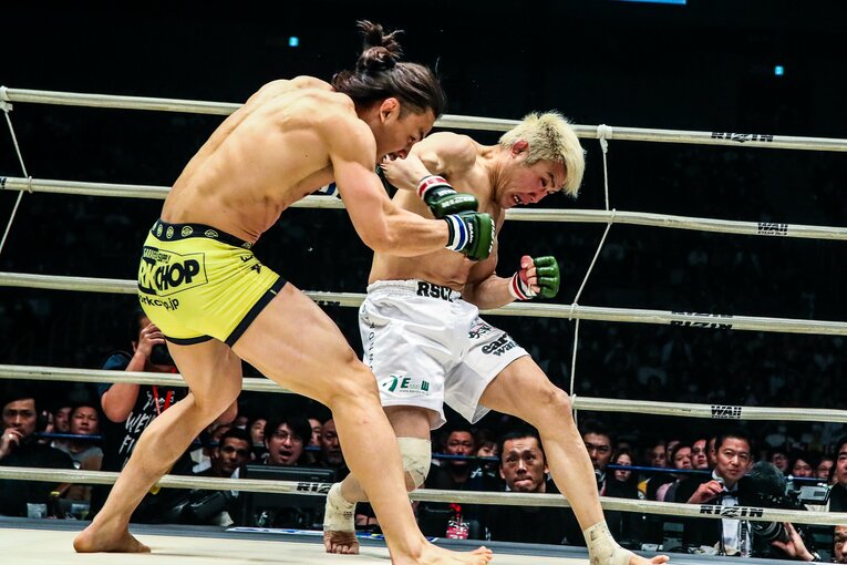 矢地祐介にカウンターの右をヒットさせた五味　©RIZIN FF Susumu Nagao