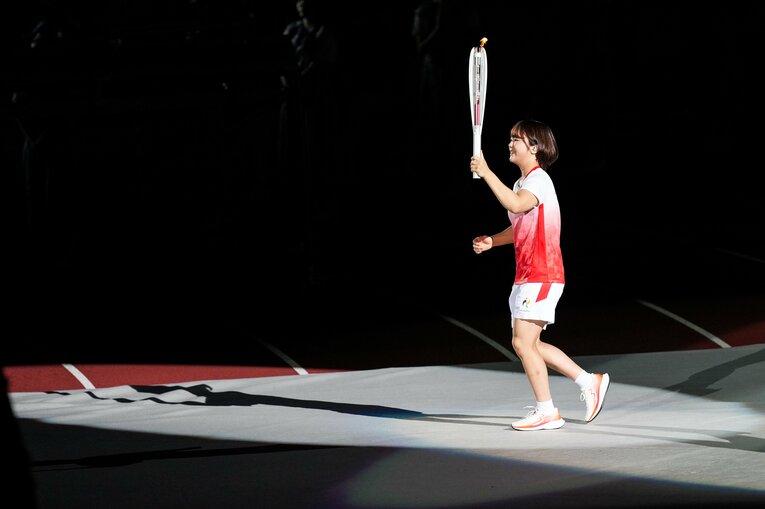 藤波朱理は日本選手団の旗手に選ばれ、開会式では会場内を走る聖火ランナーも務めた　©Shi Tang/Getty Images