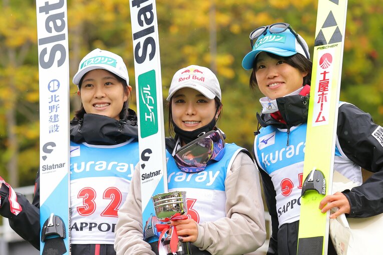 2021年10月の全日本選手権ノーマルヒルでは高梨沙羅に次ぐ2位に入っていた丸山（左）だったが…　©JIJI PRESS