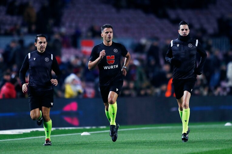 「クボのことは知ってるよ」バルササポに久保建英が笑顔で… 放送なしが惜しい「名手ブスケッツが声を荒げた」鮮烈プレー〈現地撮影〉(3)