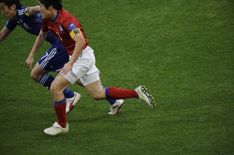 【長谷部誠の輝かしいキャリア】2011年アジア杯、パク・チソンとのデュエル　©Takuya Sugiyama