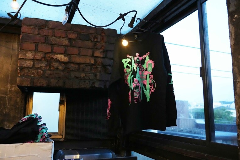 窓際には新デザインのTシャツ　©Essei Hara