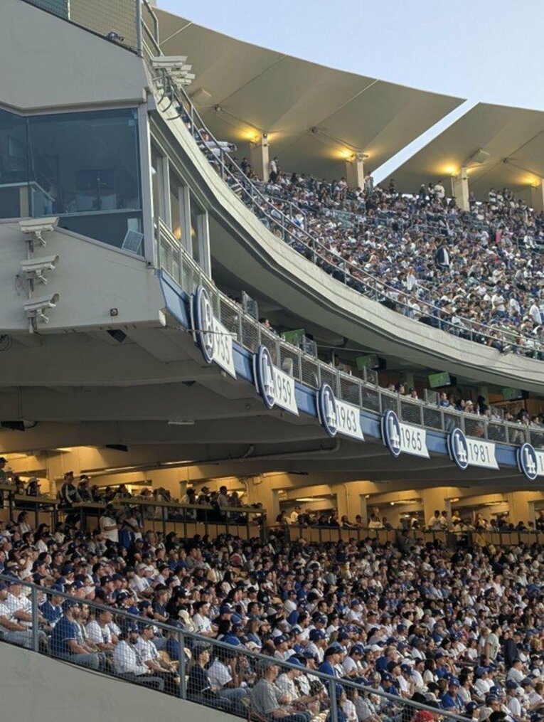 1955年ワールドシリーズを制した記念看板、大谷の46号ホームランがここに当たった。なお当時の対戦相手はヤンキースだった　©Aki