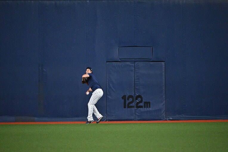 打撃練習中に外野を守る大谷　©Hideki Sugiyama