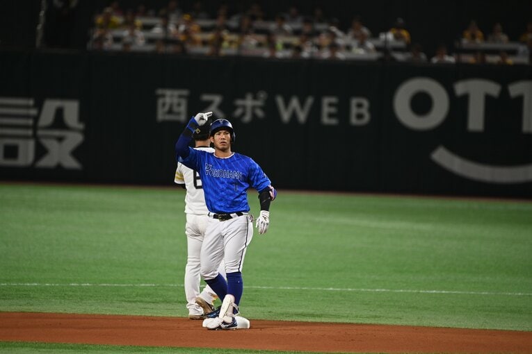 日本シリーズ第3戦、先頭で二塁打を放ちチームを鼓舞する桑原将志　©Naoya Sanuki