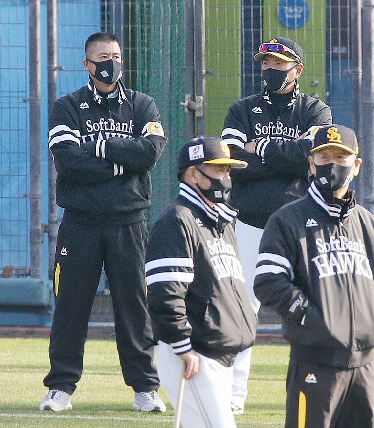 春季キャンプで練習を見るソフトバンク・城島健司球団会長付特別アドバイザー（奥左）と小久保裕紀ヘッドコーチ（同右）。手前は工藤公康監督　©JIJI PRESS