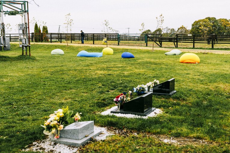 リゾートファーム敷地内には引退馬のお墓がある　©Kiichi Matsumoto