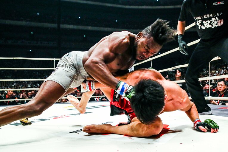 ケイプの打撃力に屈し、朝倉海は王座から陥落した　©RIZIN FF Susumu Nagao
