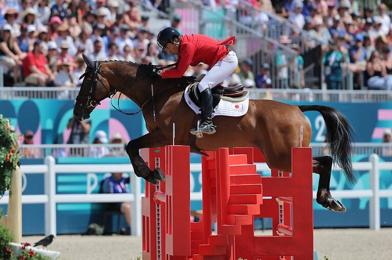 パリ五輪、障害を飛ぶ大岩義明とグラフトンストリート ／ photograph by AFLO